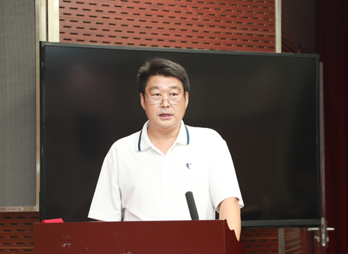 图2荣获"2016抗灾救灾和灾后重建最美河北人"称号的高连成同志作先进